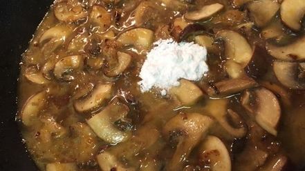 Рецепт поленты под соусом из грибов и томатов