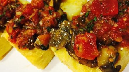 Рецепт поленты под соусом из грибов и томатов