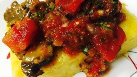 Рецепт поленты под соусом из грибов и томатов