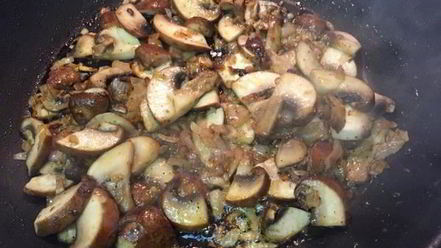 Рецепт поленты под соусом из грибов и томатов