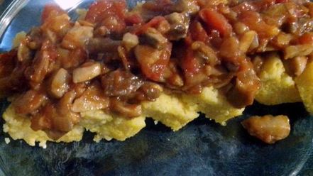 Рецепт поленты с грибным рагу и овощами