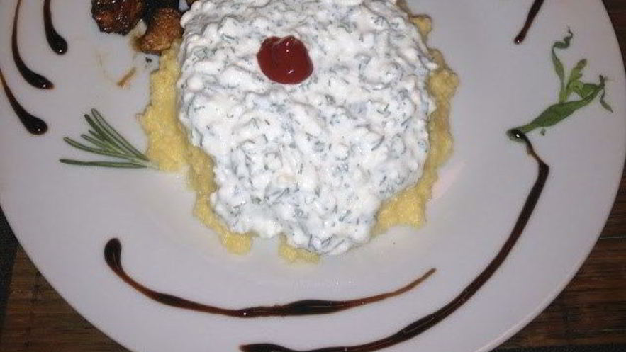 Рецепт поленты с творожным соусом и зеленью