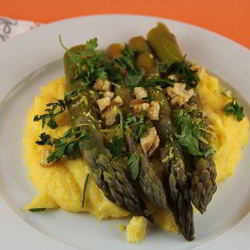 Рецепт Поленты со спаржей, голубым сыром и грецкими орехами