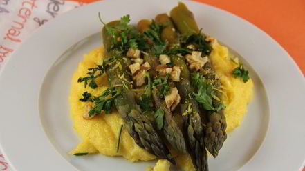 Рецепт поленты со спаржей, голубым сыром и грецкими орехами