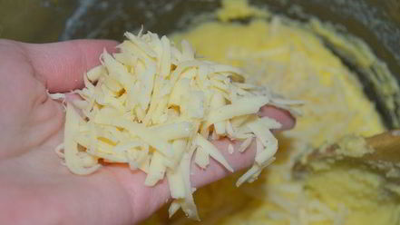 Рецепт запеченной поленты с вялеными томатами и пармезаном