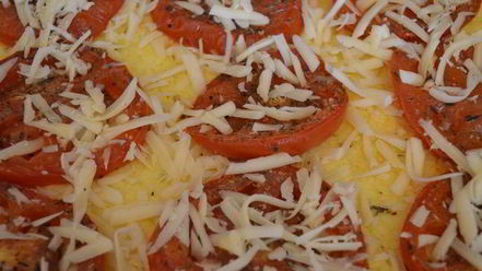 Рецепт запеченной поленты с вялеными томатами и пармезаном