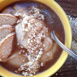 Рецепт Грушевой манной каши с имбирем, пряничной крошкой и коричным соусом