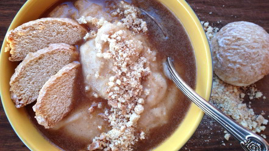 Рецепт грушевой манной каши с имбирем, пряничной крошкой и коричным соусом