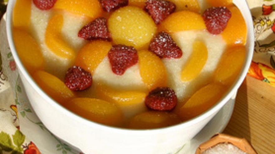 Рецепт гурьевской каши, украшенной фруктами