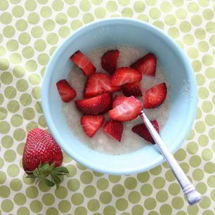 Рецепт Кокосовой манной каши с клубникой