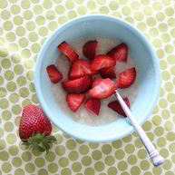 Рецепт Кокосовой манной каши с клубникой