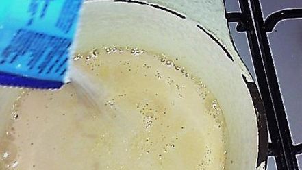 Рецепт манной каши на ряженом молоке с малиной