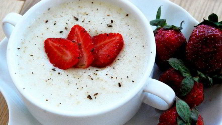 Рецепт манной каши на сливках с клубникой