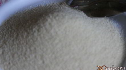 Рецепт манной каши с абрикосами, шоколадом и клубничным сиропом