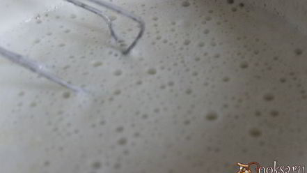 Рецепт манной каши с абрикосами, шоколадом и клубничным сиропом