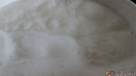 Рецепт манной каши с абрикосами, шоколадом и клубничным сиропом