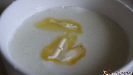 Рецепт манной каши с абрикосами, шоколадом и клубничным сиропом