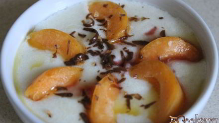 Рецепт манной каши с абрикосами, шоколадом и клубничным сиропом