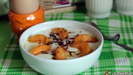 Рецепт манной каши с абрикосами, шоколадом и клубничным сиропом