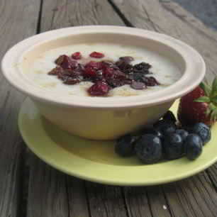 Рецепт Манной каши с белым и темным шоколадом и вяленой вишней