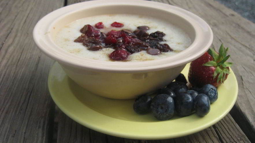 Рецепт манной каши с белым и темным шоколадом и вяленой вишней