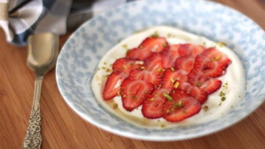 Рецепт манной каши с клубникой и розовой водой