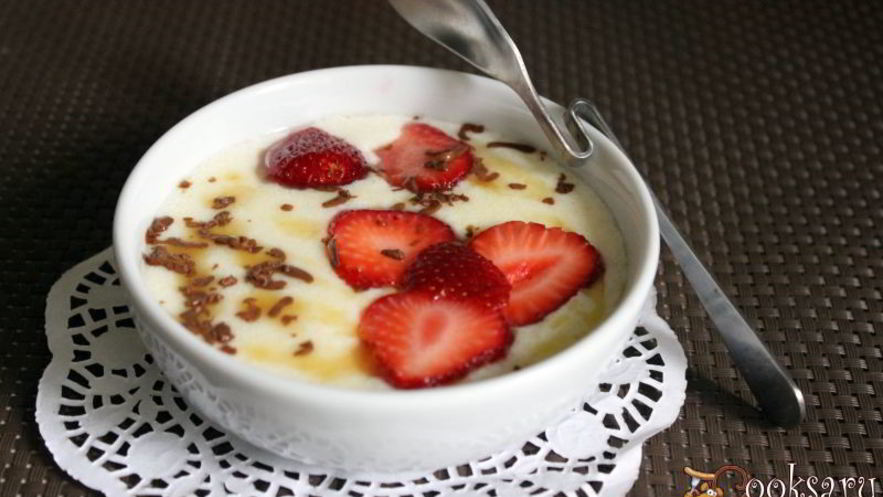 Рецепт манной каши с клубникой и шоколадом