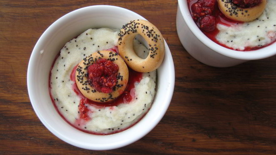 Рецепт манной каши с маком, сушками и малиновым вареньем