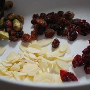 Рецепт Манной каши с шоколадной пастой и миндальными хлопьями