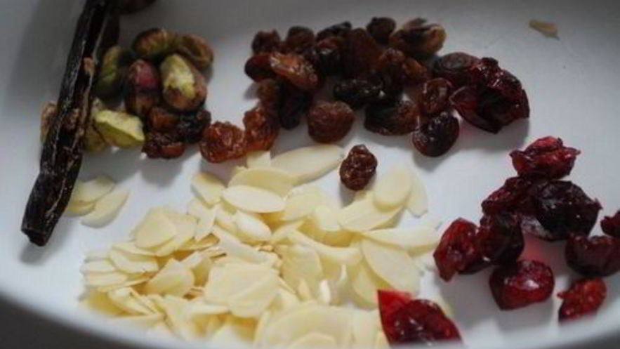 Рецепт манной каши с шоколадной пастой и миндальными хлопьями