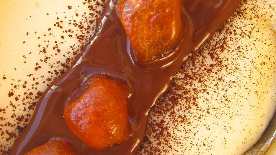 Рецепт манной каши с сушеными кумкватами и мятным шоколадным соусом