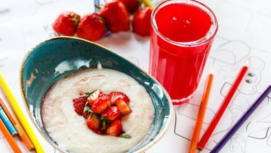 Рецепт манной каши со свежей клубникой