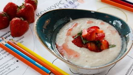 Рецепт манной каши со свежей клубникой