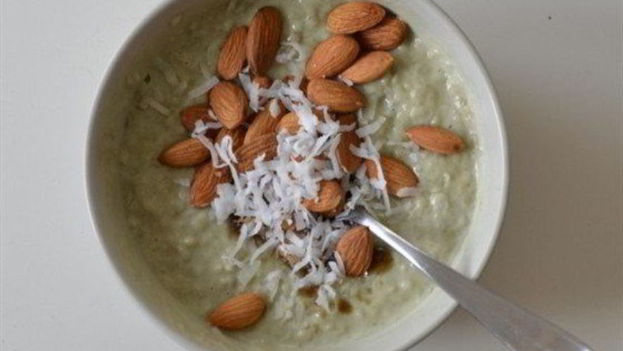 Рецепт кокосовой овсяной каши с матчей и миндалем