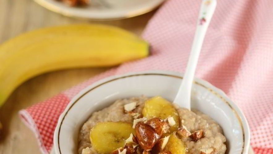 Рецепт овсяной каши с бананами и орехами