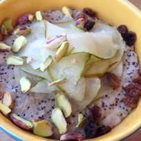 Овсяная каша с маком, изюмом и подсолнечными семечками