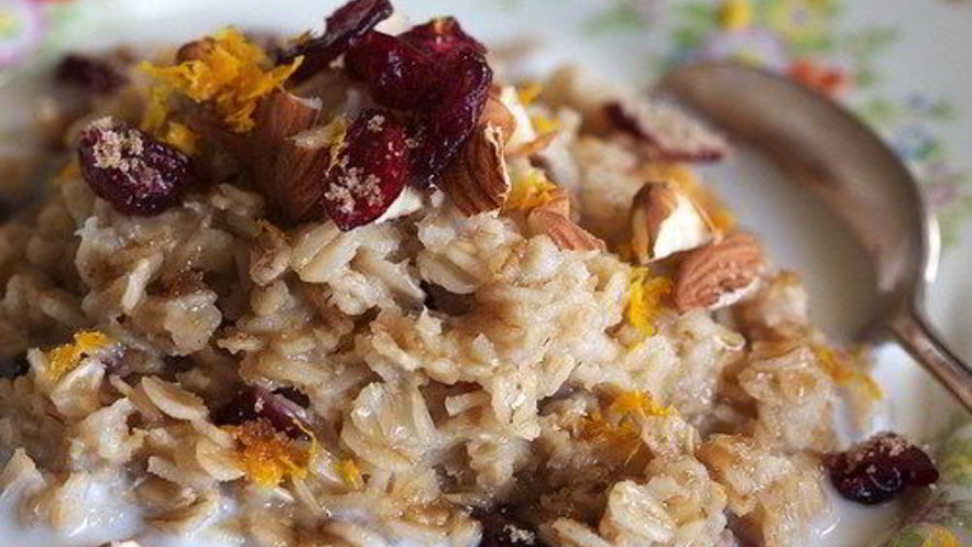 Рецепт овсяной каши с сушеной клюквой и белым шоколадом