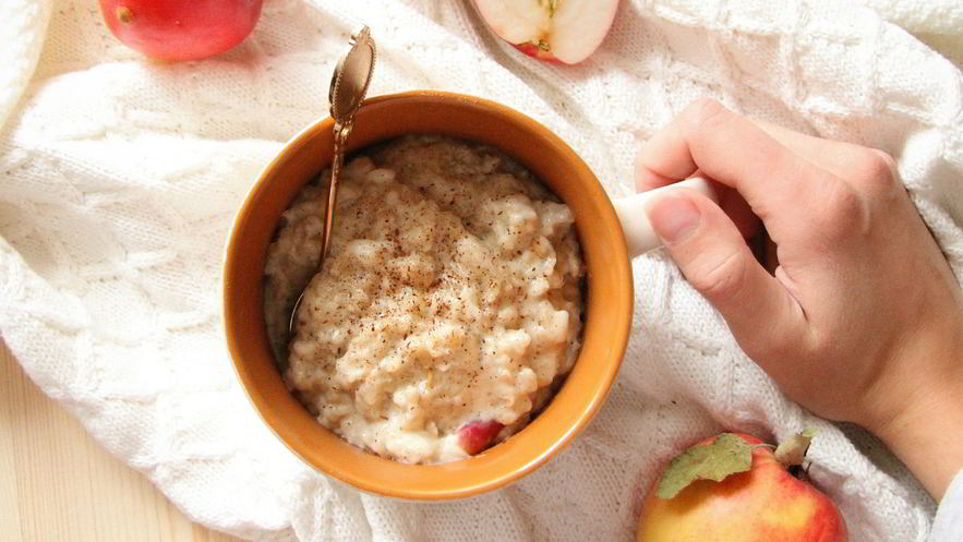Рецепт овсяной каши с ванилью, яблоком и арахисовым маслом