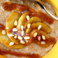 Овсяная каша с яблоком и соленой карамелью