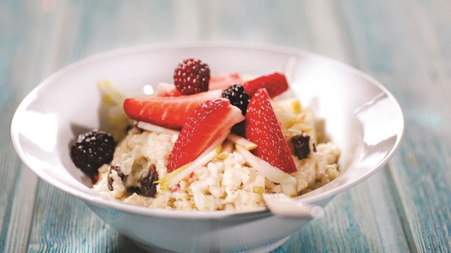 Рецепт овсяной каши с яблоком, изюмом и корицей