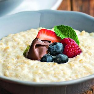 Рецепт Овсяной каши с ягодами и ореховой пастой