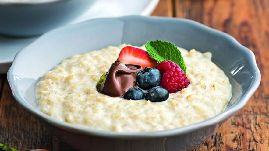 Рецепт овсяной каши с ягодами и ореховой пастой