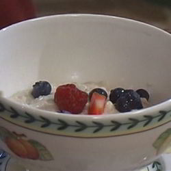 Рецепт Овсяной каши с ягодами и сухофруктами