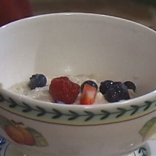 Рецепт Овсяной каши с ягодами и сухофруктами