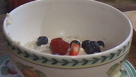 Рецепт овсяной каши с ягодами и сухофруктами