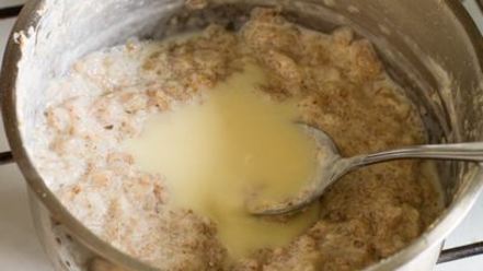 Рецепт овсяной каши со сгущенкой и манго