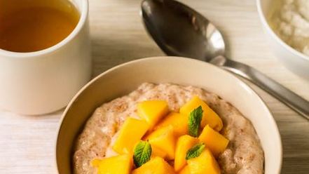 Рецепт овсяной каши со сгущенкой и манго