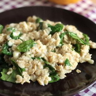 Рецепт Овсяной каши со свежим шпинатом и сыром