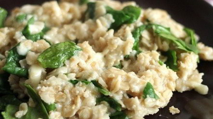 Рецепт овсяной каши со свежим шпинатом и сыром