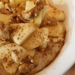 Рецепт Овсянки с яблоками, медом и грецкими орехами